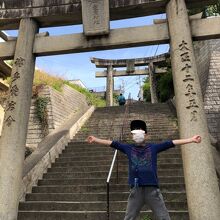 明治通りからの参道上り口の鳥居と石段の坂