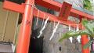 ビルの建物に組み込まれた不思議な神社