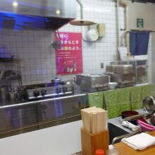 厨房もビニールカーテンで仕切られてます