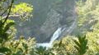 遊歩道から見る滝は遠くて迫力なし