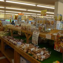 採れたて野菜など沢山展示・販売しています