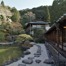 書院。奥が金鳳亭