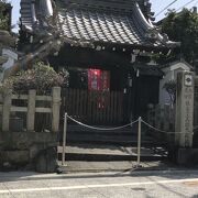 八坂神社南門からすぐ。