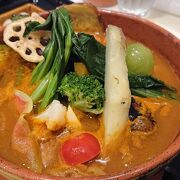 本格的スープカレーの店。旬のベジタブルカレーが具材がでかく美味しい。