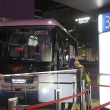 東京駅前の３番バスターミナルから出発