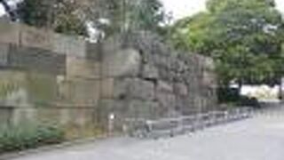 石垣の石の形態が２種類ある。