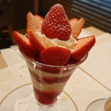 香川県産苺「さねきひめ」のスペシャルパフェ￥1,700。