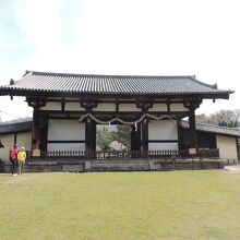 左に観光案内所とトイレあり