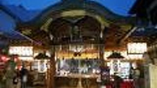 ビルにめり込んだ鳥居が珍しい