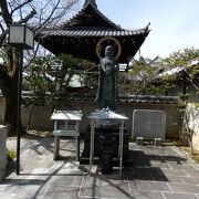 円山公園の南側に建つ地蔵尊