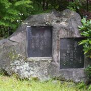 草津よいとこ　白根の雪に　暑さ知らずの　風が吹く