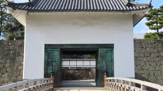 【本丸櫓門】正面は二階の部分が白壁でした