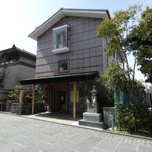 京都祇園堂前の祇園女御供養塔