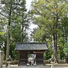 焼失を免れた随身門