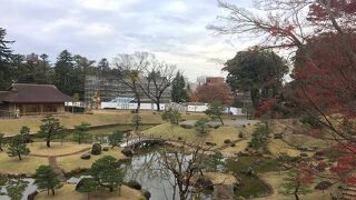 四季により姿が変わる庭園