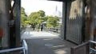 天守のすぐ後ろにある橋。