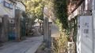 静かな境内を保っています。