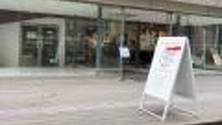 ガラス張りのおしゃれな建物。