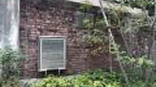 レンガ塀が残る。