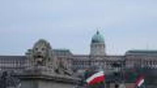 ドナウ河畔に聳えるブダ王宮の丘