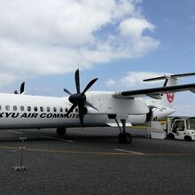 徒歩で飛行機に搭乗する。