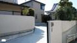 多くの寺院がある観音坂に立地