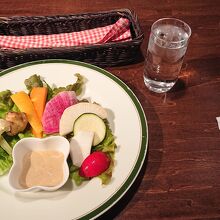 湘南野菜のバーニャカウダは、たっぷりの量