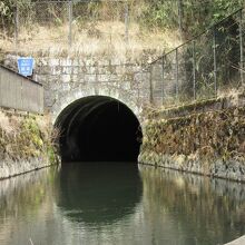 静岡側出口、湖尻峠を貫く約1.2kmの隧道は江戸初期竣工