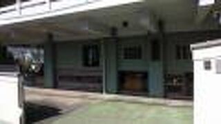 近代的な建物の寺院