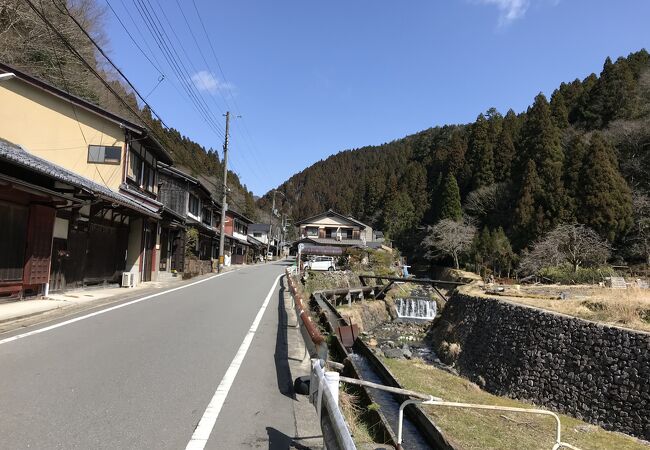 鞍馬街道に沿うように流れる