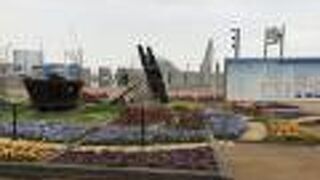 周囲はきれいな花壇。