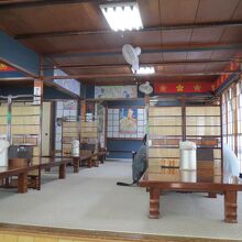 テーブルの他に座敷もあります