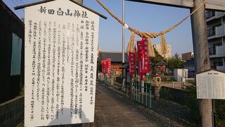 岡崎城方面から伊賀川を渡った付近に立地する神社