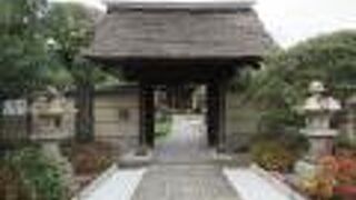 茅葺屋根の山は趣があります