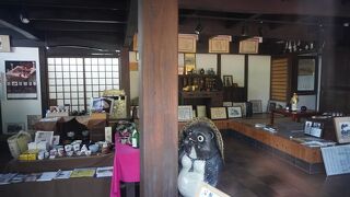 内部は昔ながらの酒屋さんかな