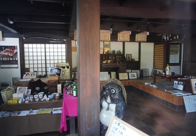 内部は昔ながらの酒屋さんかな