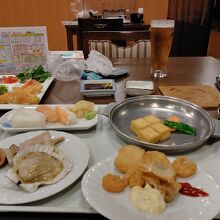 夕食のビュッフェの例。