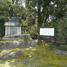 南門内側の師弟愛の像