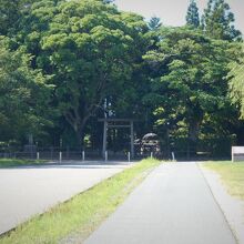 駐車場から鳥居が見えます。