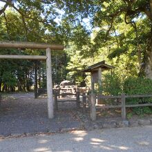 鳥居奥に歌碑。