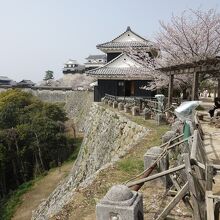 石垣すれすれに建っています