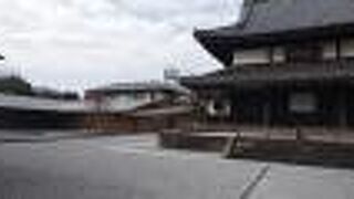 美しい境内にあるお堂