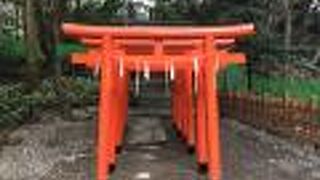 楼門潜って右手に鮮やかな朱の鳥居