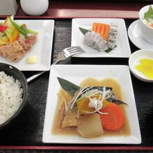 鳥唐揚げ、サバ味噌煮、茶碗蒸しなど