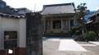 本堂の雰囲気が立派な寺院