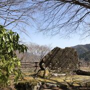 七曲り坂の西の出口にある石碑