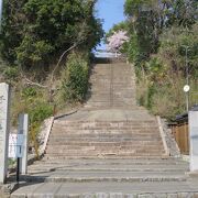 神社は坂や階段の上にある