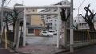 今は境内は狭いですが歴史を関jされます。