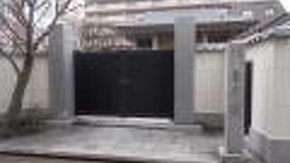 今はコンクリート造りの本堂です。