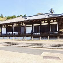 見学入り口は右手